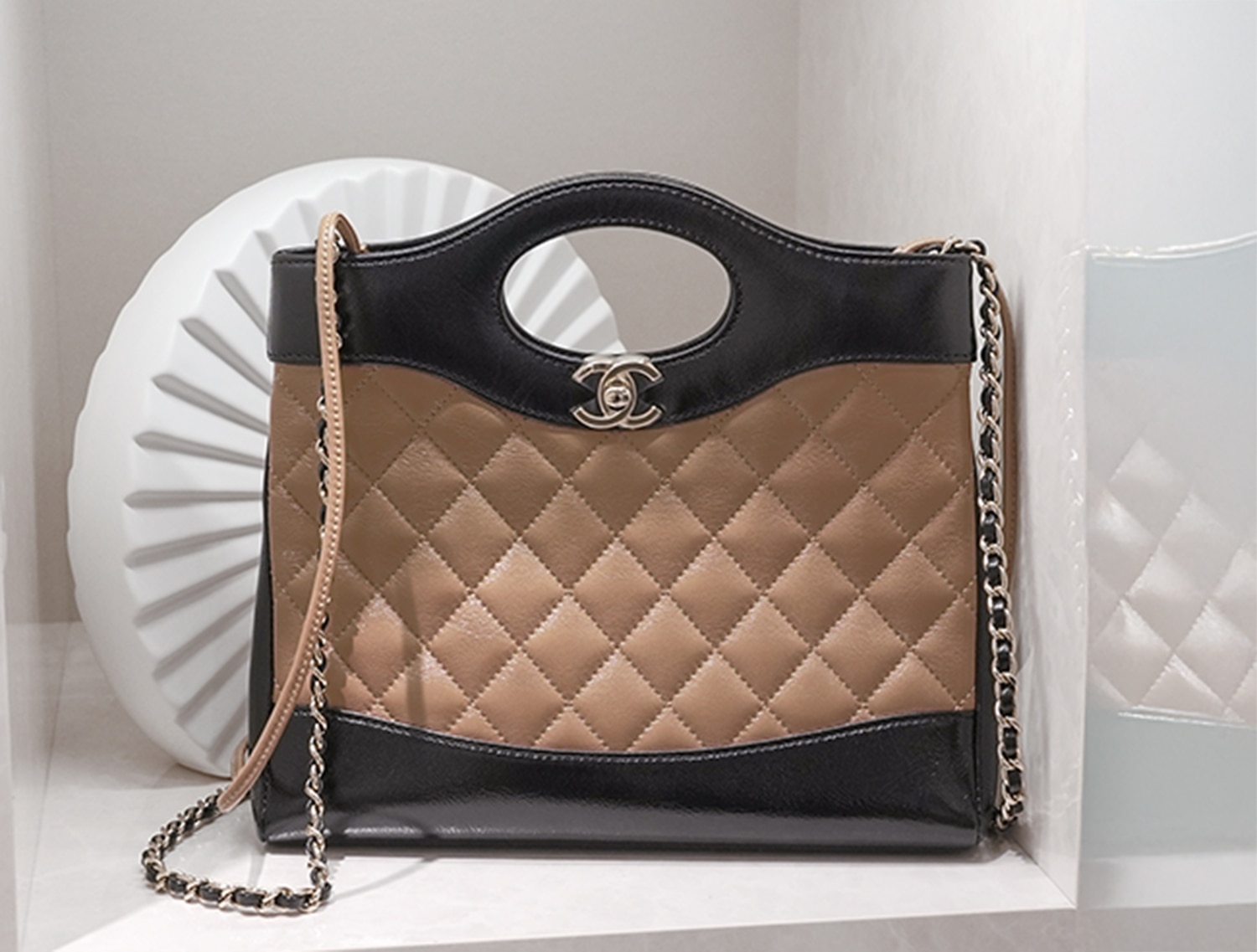 CHANEL シャネル シャネル 31 ミニ ショッピング バッグ シャイニーラムスキン ダークベージュ&ブラック ゴールド金具