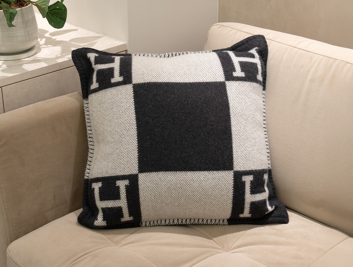 HERMES エルメス 《アヴァロン》 クッション エクリュ / グリ・フォンセ PM H102667M 53