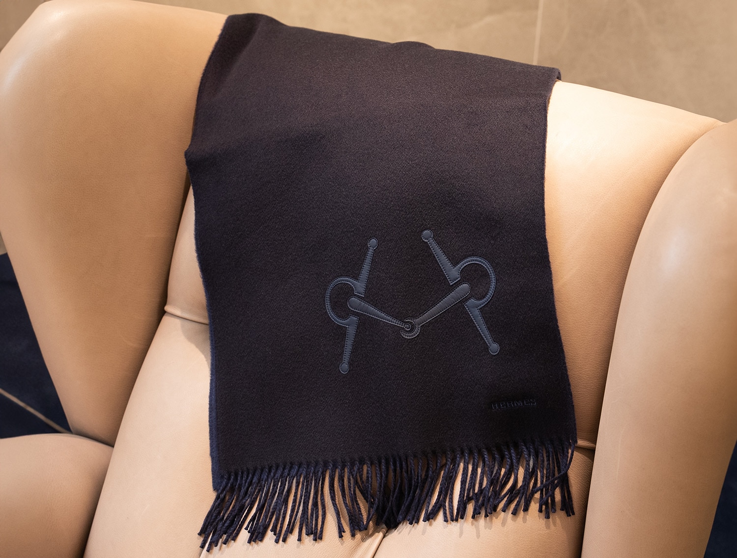 HERMES エルメス モルス キュイール ブローデ マフラー ブルーマリン・オーシャン H393757T 01