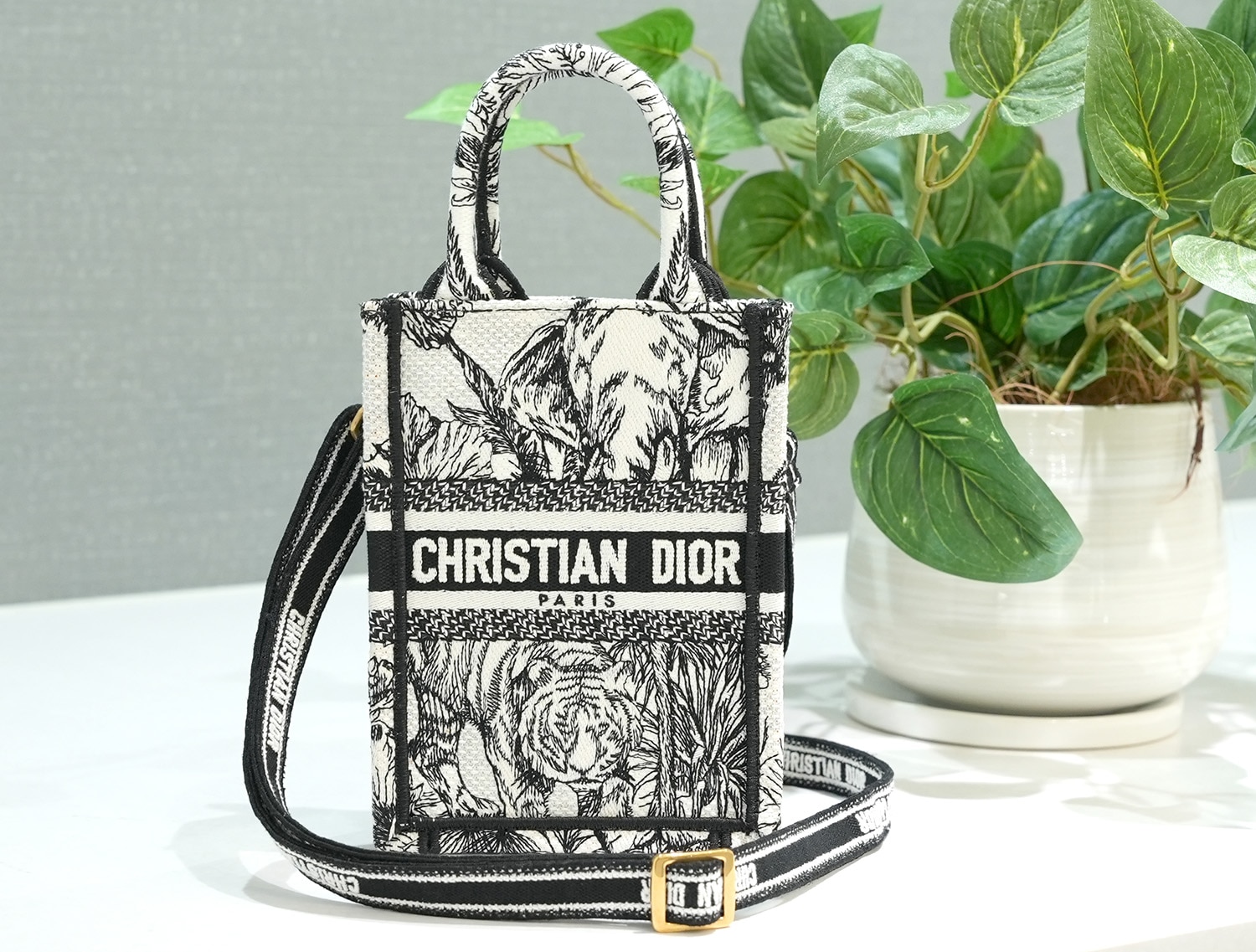 CHRISTIAN DIOR クリスチャン ディオール ブックトート バーティカルバッグ ミニ トワル ド ジュイ ヴォヤージュ エンブロイダリー ホワイト ブラック