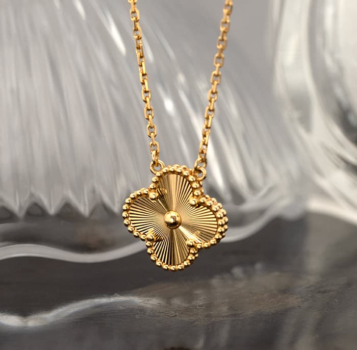 Van Cleef & Arpels ヴァン クリーフ&アーペル アルハンブラ ヴィンテージ アルハンブラ ペンダント ネックレス ギョーシェ イエローゴールド VCARP4KL00 2