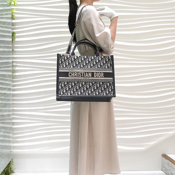 CHRISTIAN DIOR クリスチャン ディオール ブックトート バッグ ミディアム ディオール オブリーク エンブロイダリー カーフスキン ブルー エクリュ M1324CZBB_M928