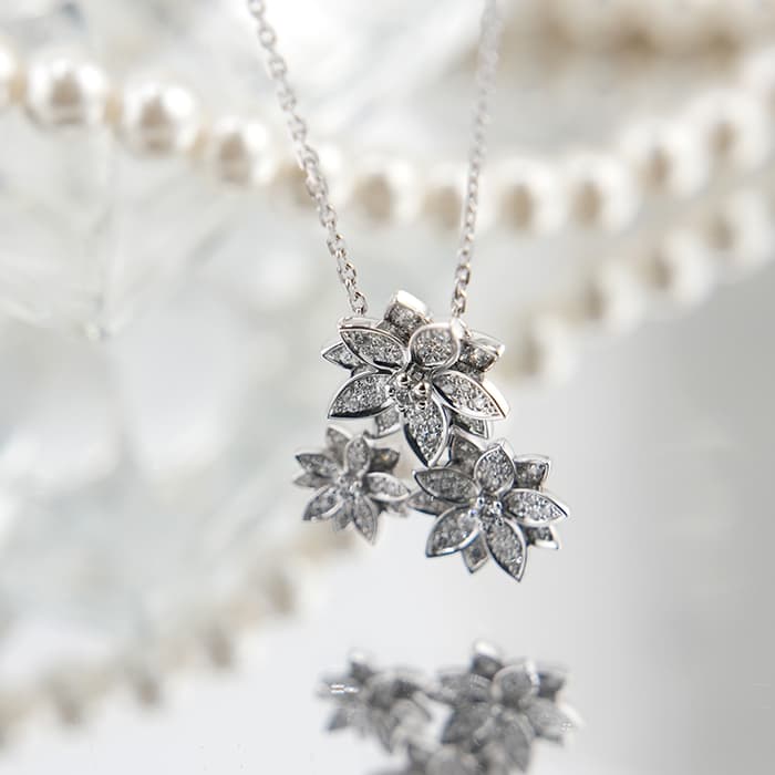 Van Cleef & Arpels ヴァン クリーフ&アーペル ロータス ペンダント ネックレス 3フラワー ホワイトゴールド ダイヤモンド VCARP7TG00 2